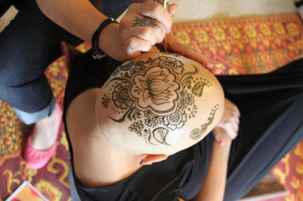 Elegantes coroas de tatuagem de Henna ajudam pacientes com cncer a lidar com sua perda de cabelo 18