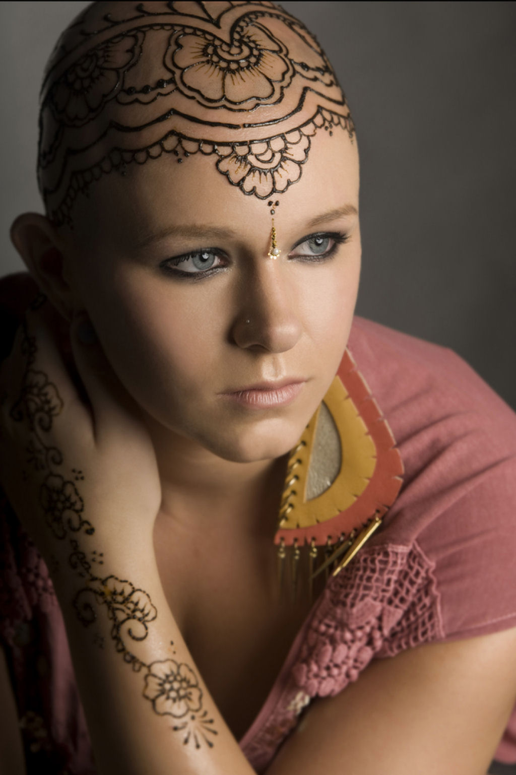 Elegantes coroas de tatuagem de Henna ajudam pacientes com cncer a lidar com sua perda de cabelo 20