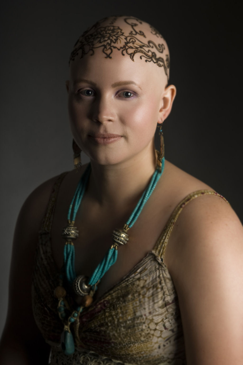 Elegantes coroas de tatuagem de Henna ajudam pacientes com cncer a lidar com sua perda de cabelo 21