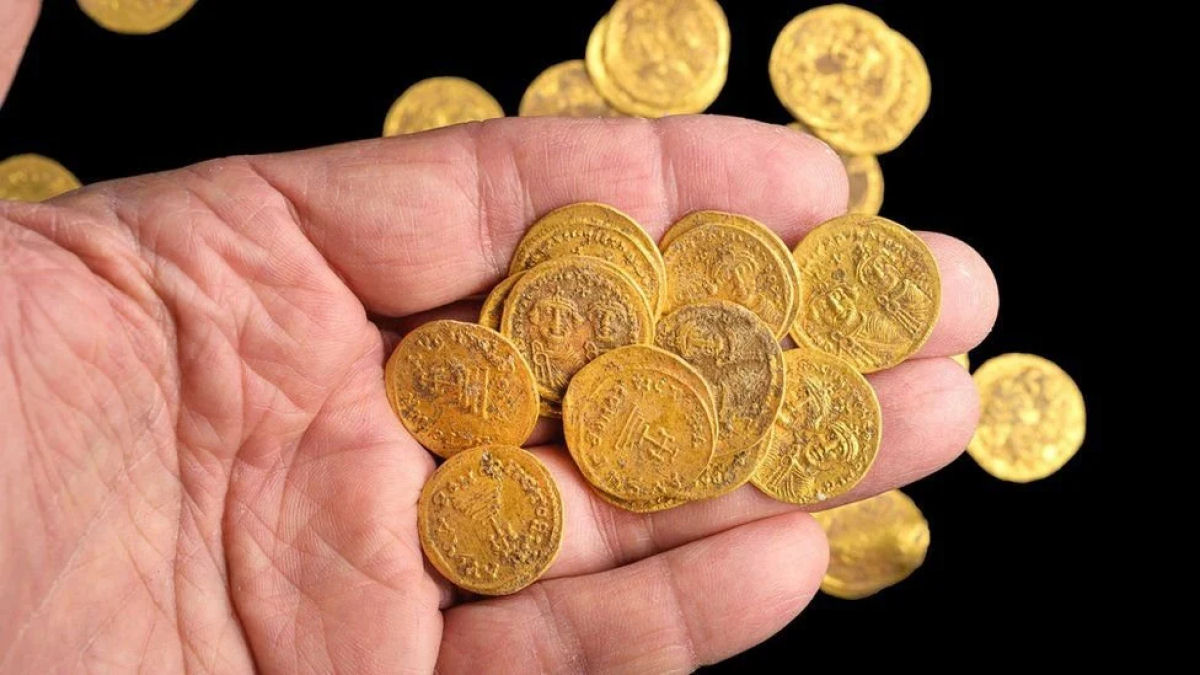 Arqueólogos descobrem moedas de ouro que foram escondidas em uma parede de pedra quase 1.400 anos atrás