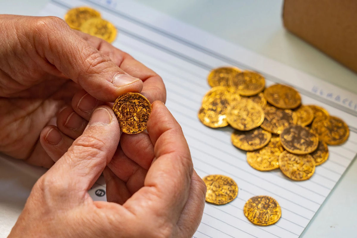 Arquelogos descobrem moedas de ouro que foram escondidas em uma parede de pedra quase 1.400 anos atrs
