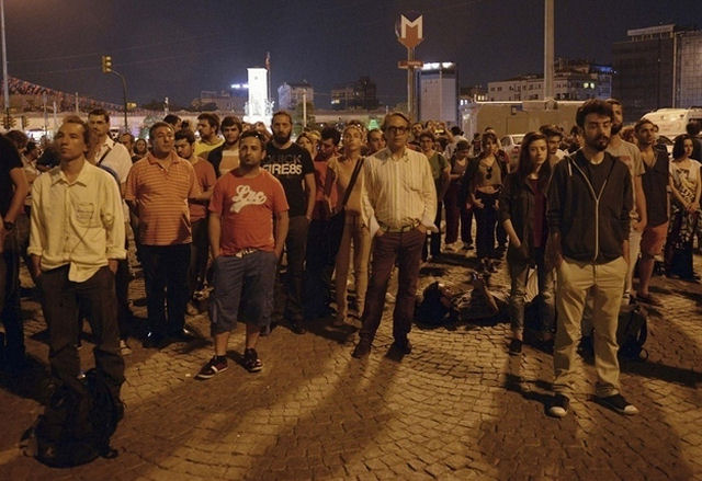#Duranadam - O 'homem em pé', uma nova forma de protesto pacífico em Istambul 03
