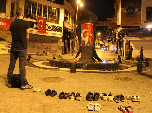 #Duranadam - O 'homem em pé', uma nova forma de protesto pacífico em Istambul 05