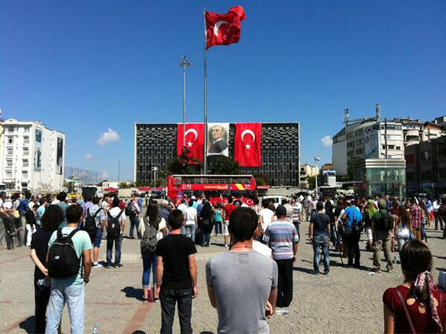 #Duranadam - O 'homem em pé', uma nova forma de protesto pacífico em Istambul 08