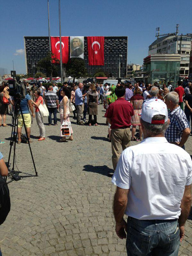 #Duranadam - O 'homem em pé', uma nova forma de protesto pacífico em Istambul 09