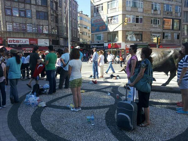 #Duranadam - O 'homem em pé', uma nova forma de protesto pacífico em Istambul 12