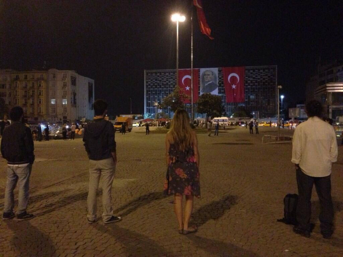 #Duranadam - O 'homem em pé', uma nova forma de protesto pacífico em Istambul 16