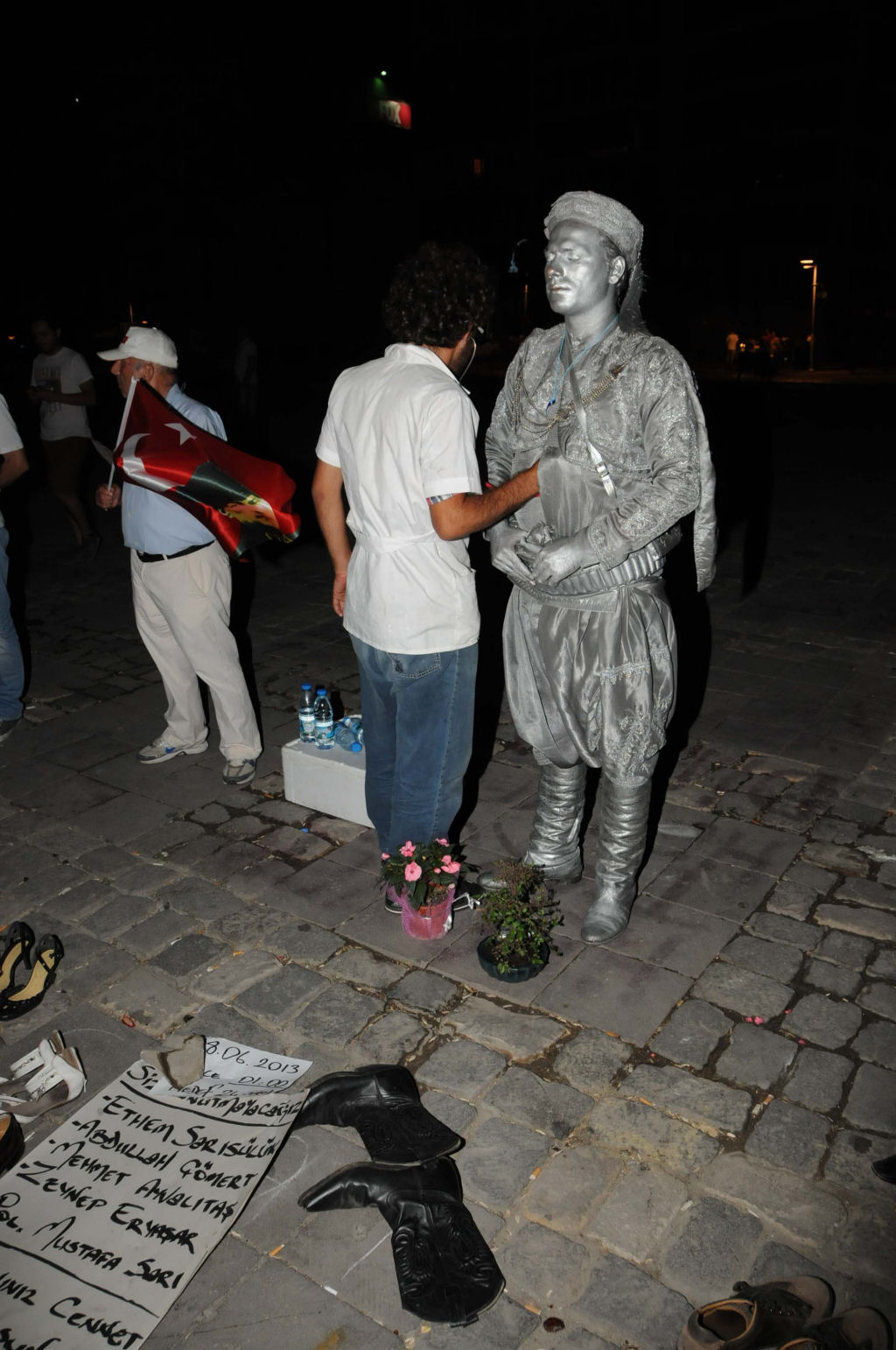 #Duranadam - O 'homem em pé', uma nova forma de protesto pacífico em Istambul 18