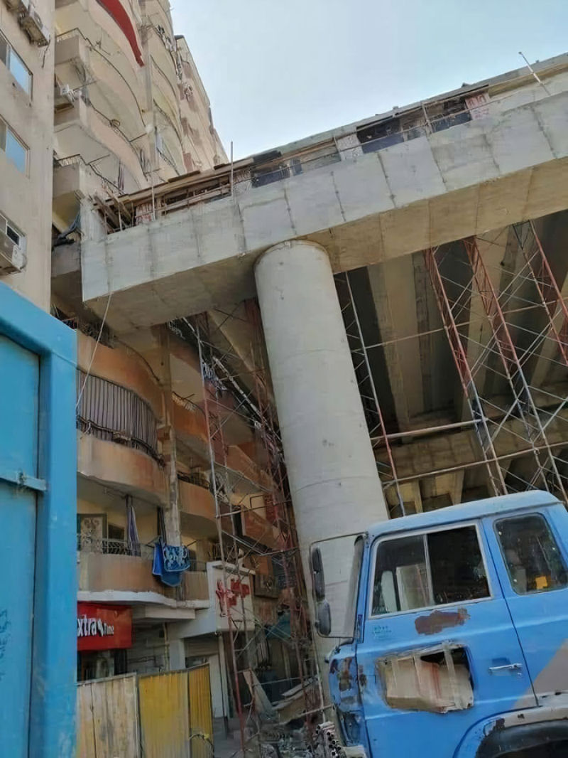 O governo egípcio decidiu construir um elevado no meio de uma área residencial