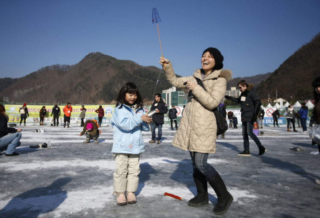 A pesca do gelo no Festival de Hwacheon Sancheoneo, na Coreia do Sul 02