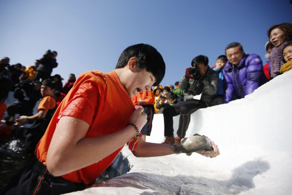 A pesca do gelo no Festival de Hwacheon Sancheoneo, na Coreia do Sul 11