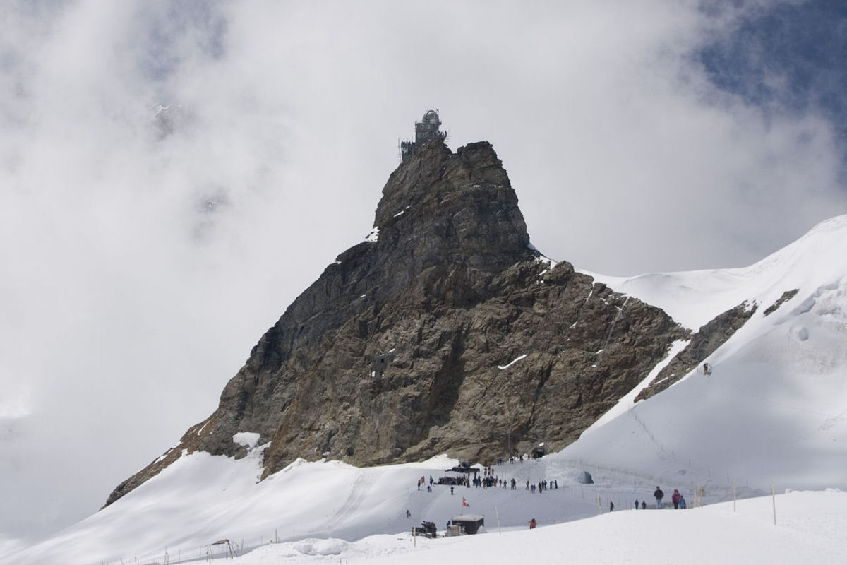 Jungfraubahn, a ferrovia escavada na parede de um monte alpino