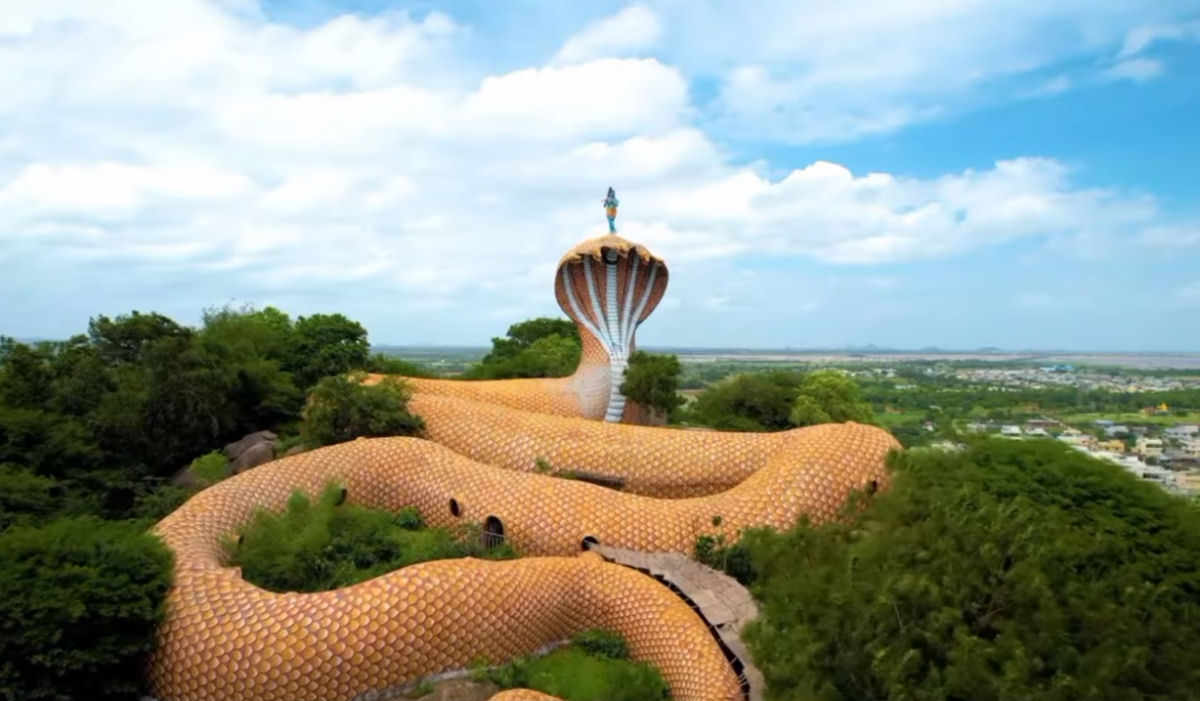 Majestoso templo em forma de cobra em meio a colinas verdejantes  uma jia escondida na ndia