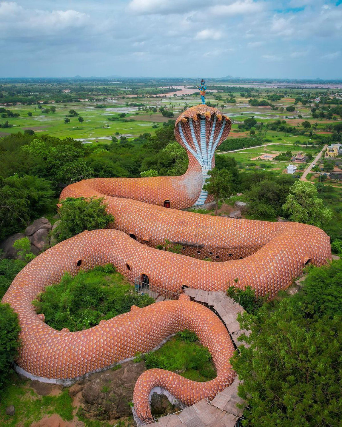 Majestoso templo em forma de cobra em meio a colinas verdejantes  uma jia escondida na ndia