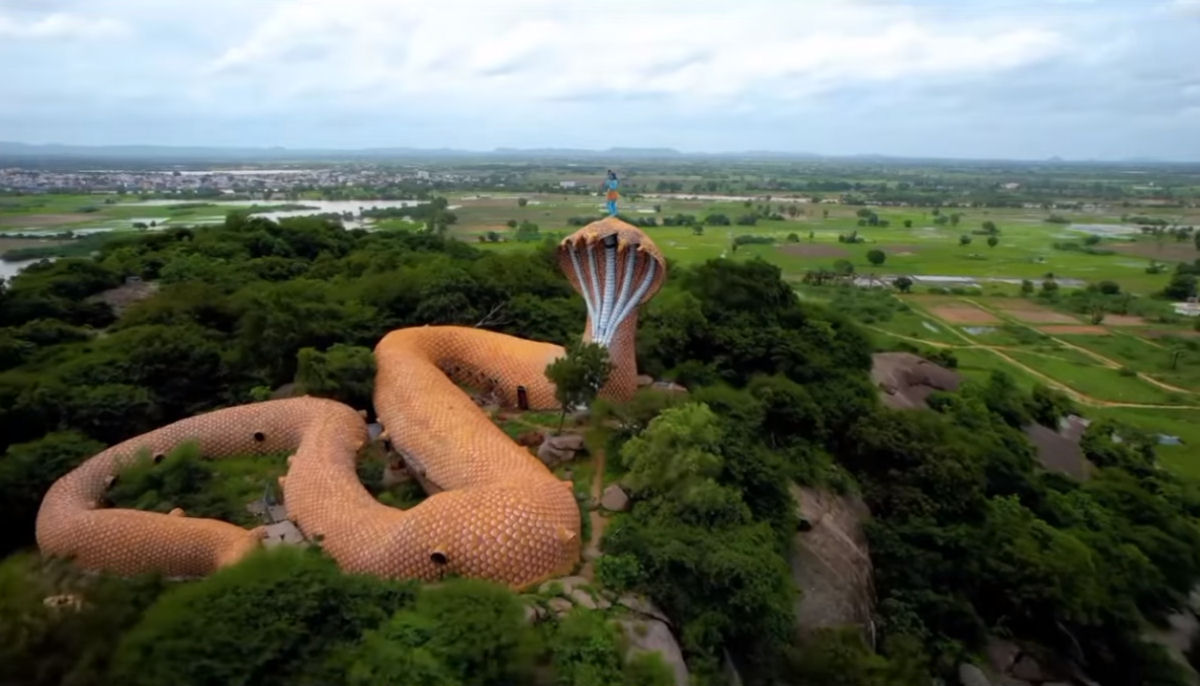 Majestoso Templo Em Forma De Cobra Em Meio A Colinas Verdejantes é Uma