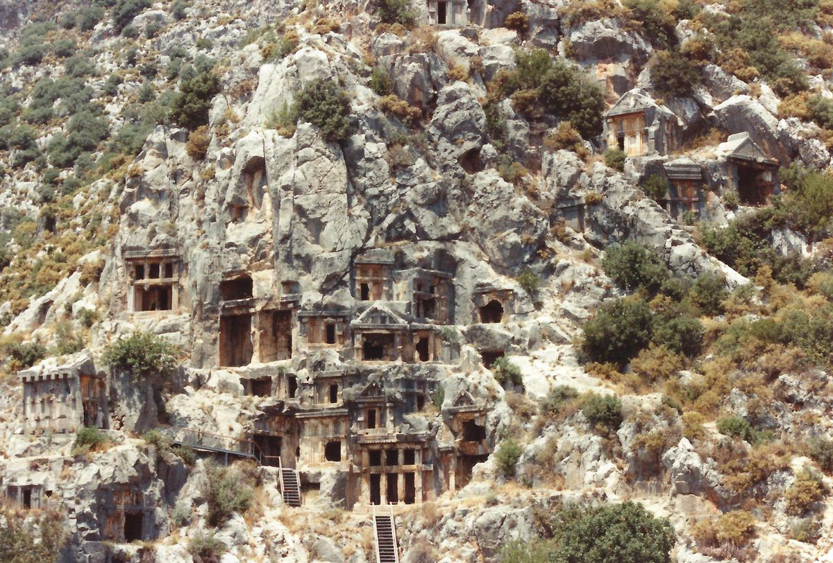 Necrpole de Mirra, a cidade lcia esculpida na encosta do sul da Turquia