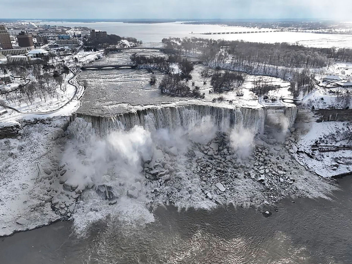 As imagens chocantes das Cataratas do Nigara semicongeladas pela onda de frio nos Estados Unidos e Canad