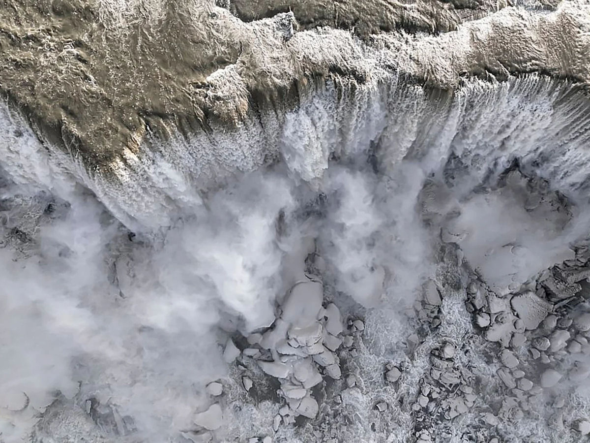As imagens chocantes das Cataratas do Nigara semicongeladas pela onda de frio nos Estados Unidos e Canad