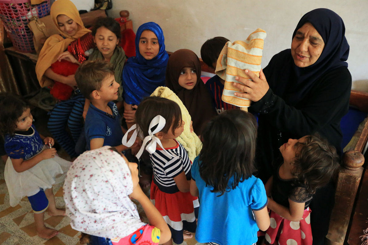 Senhora iraquiana cuida de 22 netos aps jihadistas matarem cinco de seus filhos 01