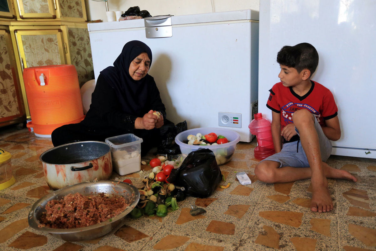 Senhora iraquiana cuida de 22 netos aps jihadistas matarem cinco de seus filhos 02
