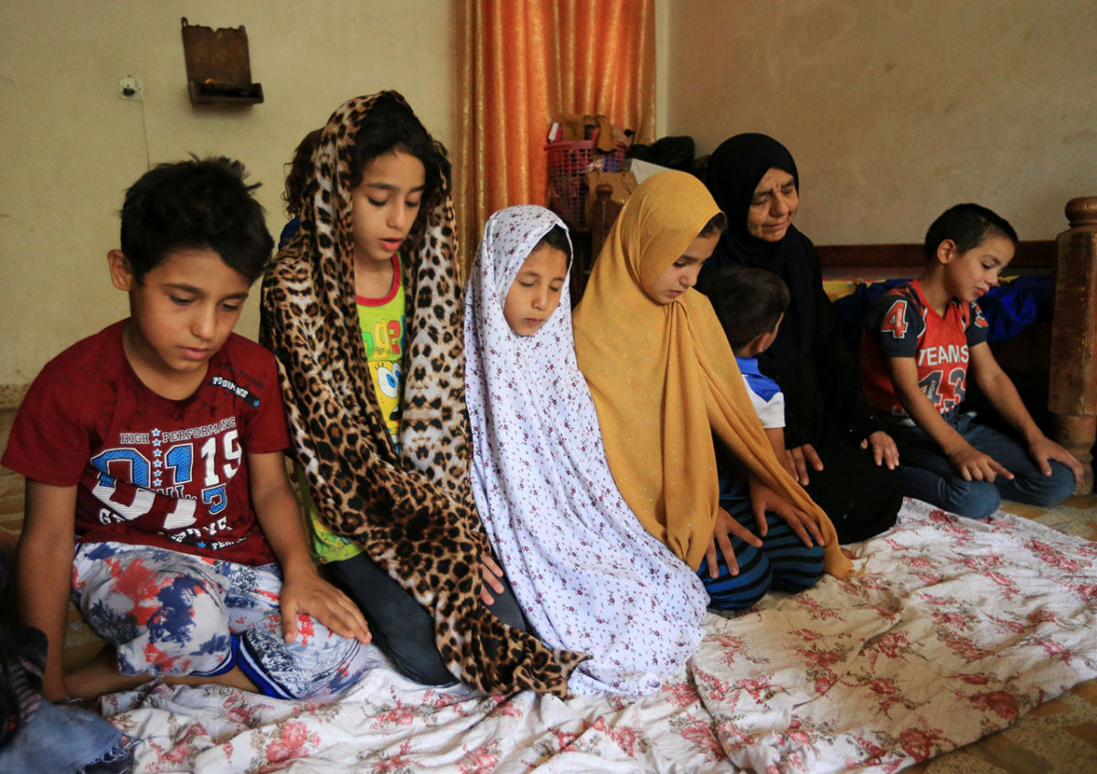 Senhora iraquiana cuida de 22 netos aps jihadistas matarem cinco de seus filhos 05