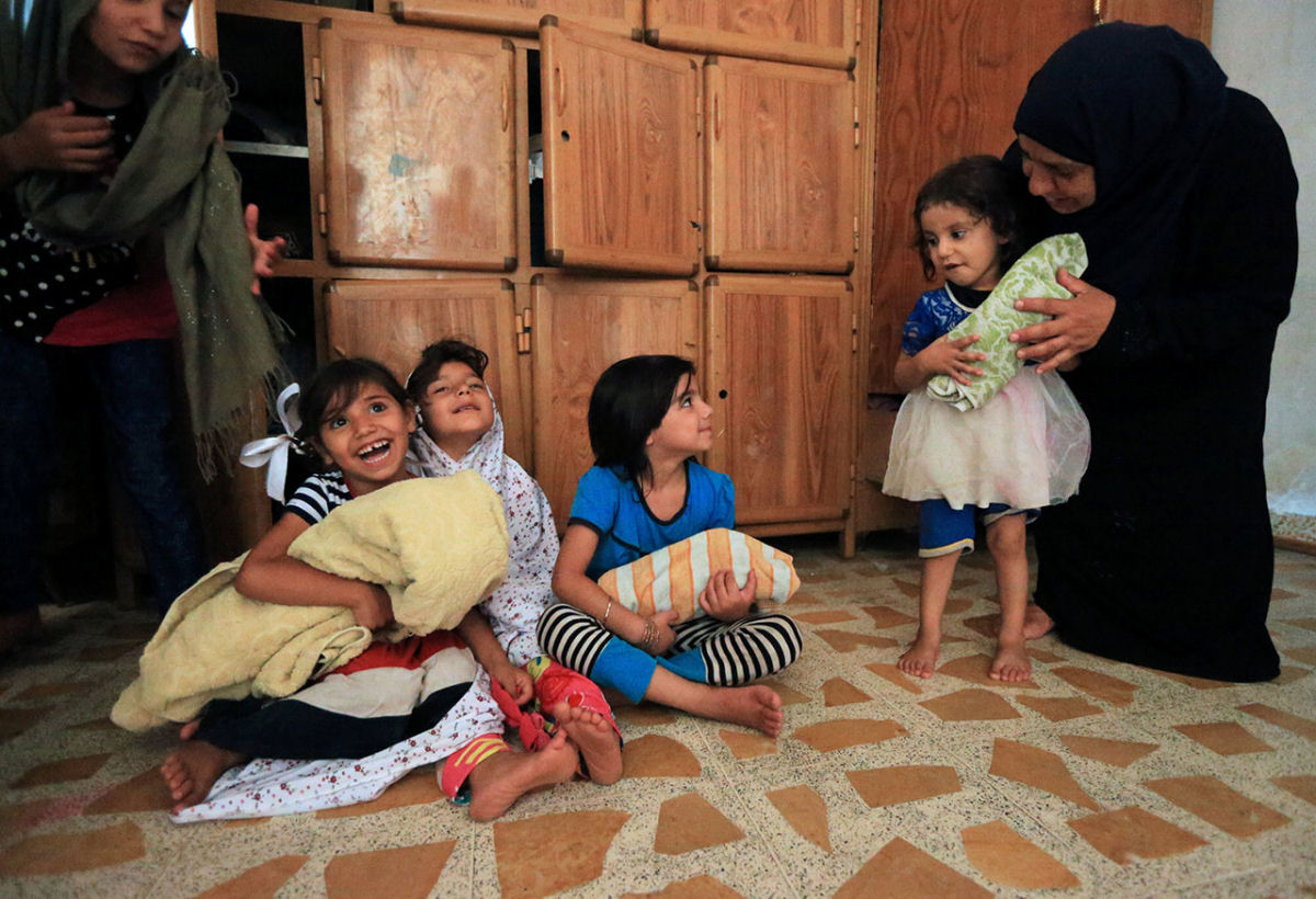Senhora iraquiana cuida de 22 netos aps jihadistas matarem cinco de seus filhos 07