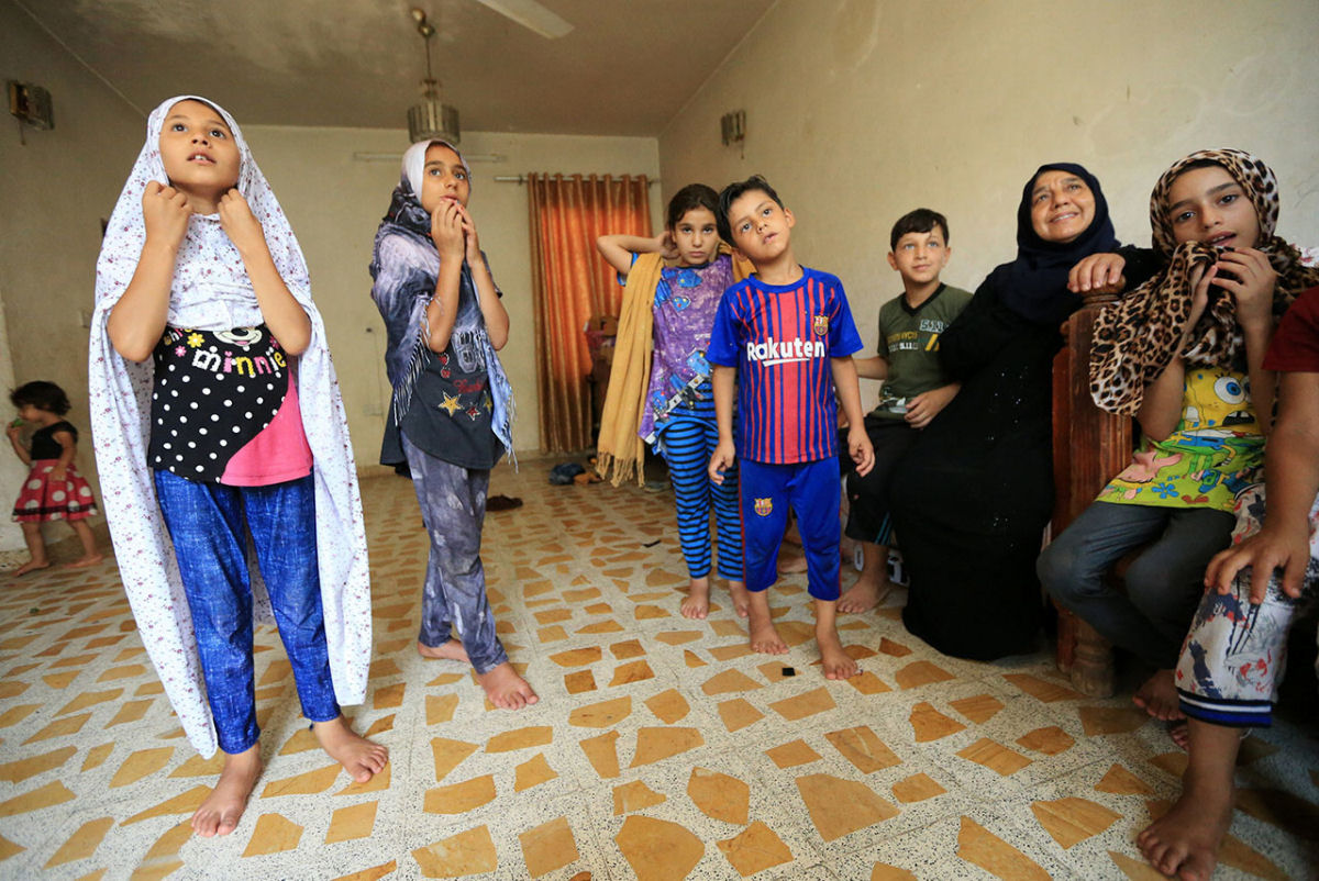 Senhora iraquiana cuida de 22 netos aps jihadistas matarem cinco de seus filhos 08