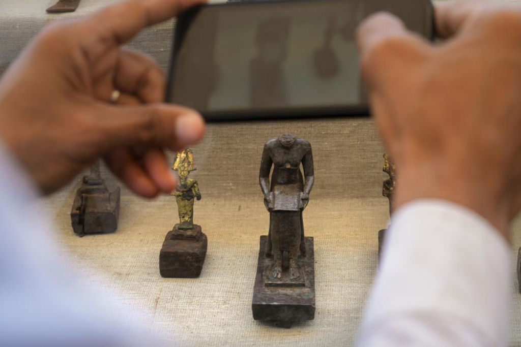 Encontram 150 estátuas de bronze e 250 sarcófagos fechados na necrópole egípcia de Saqqara