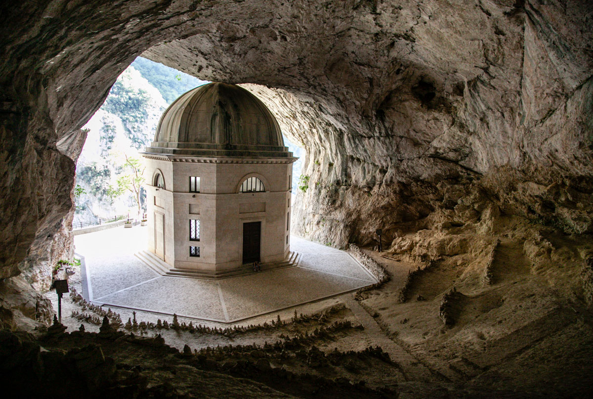 Templo de Valadier, construdo na boca de uma caverna
