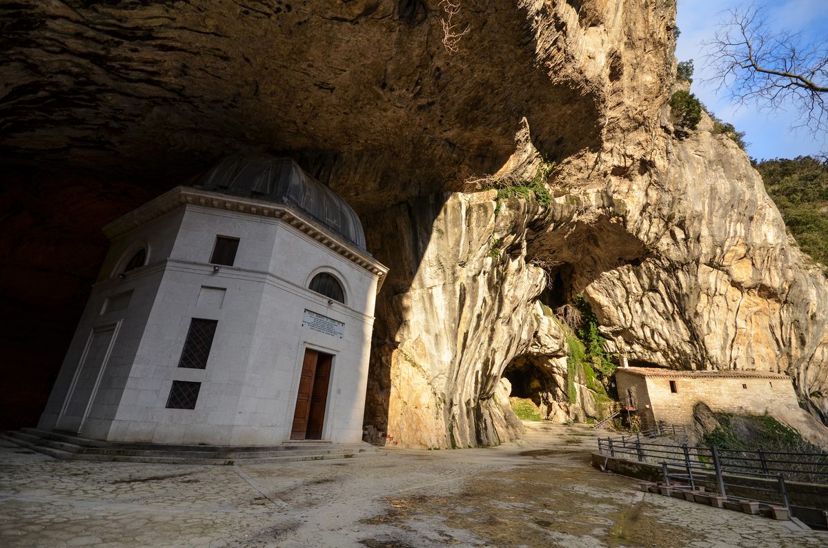 Templo de Valadier, construdo na boca de uma caverna