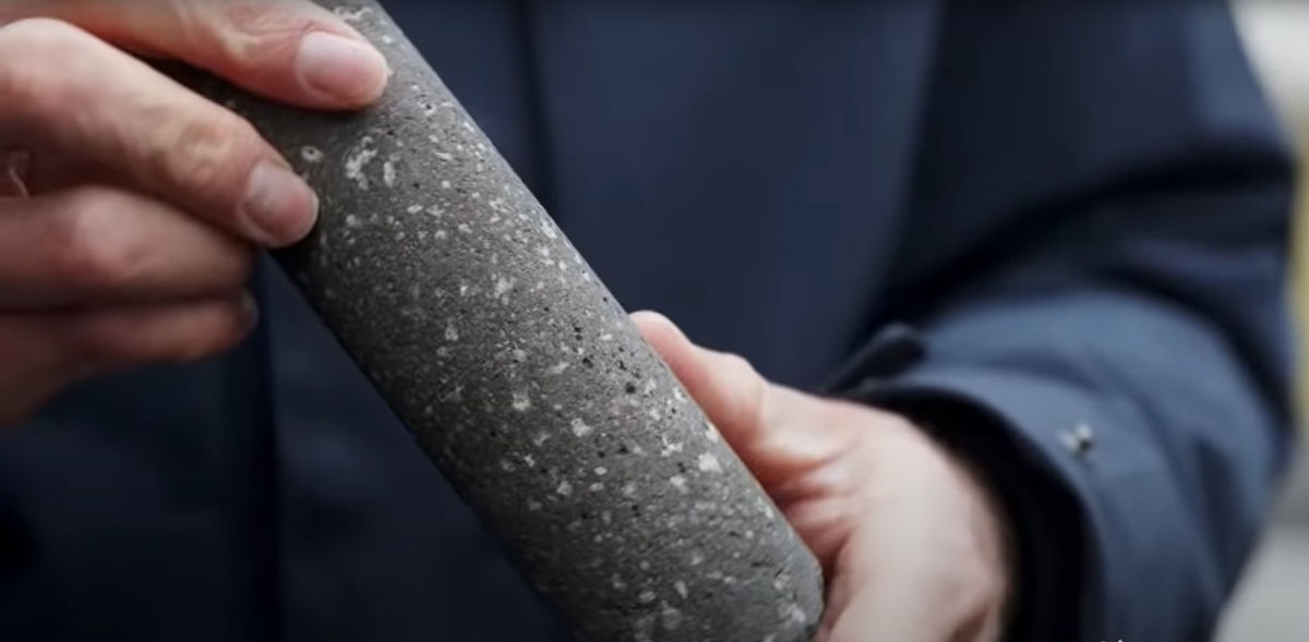 Esta máquina gigantesca absorve CO2 da atmosfera e o transforma em pedra