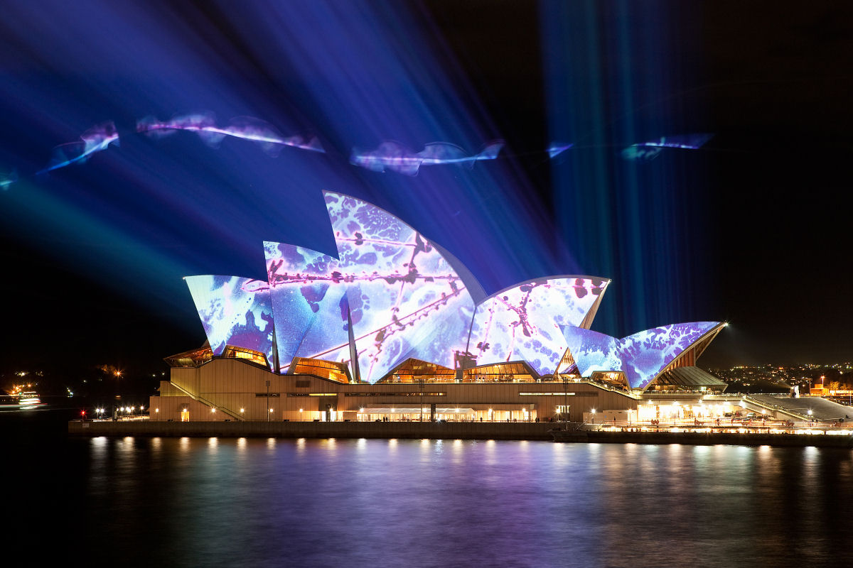 Acendendo as Velas do Opera House de Sydney em um show de luzes psicodlicas 12