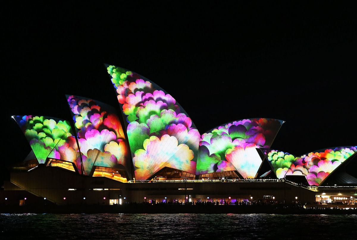 Acendendo as Velas do Opera House de Sydney em um show de luzes psicodlicas 13
