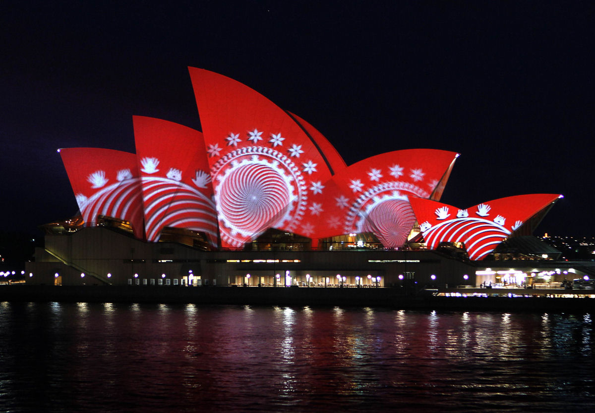 Acendendo as Velas do Opera House de Sydney em um show de luzes psicodlicas 16