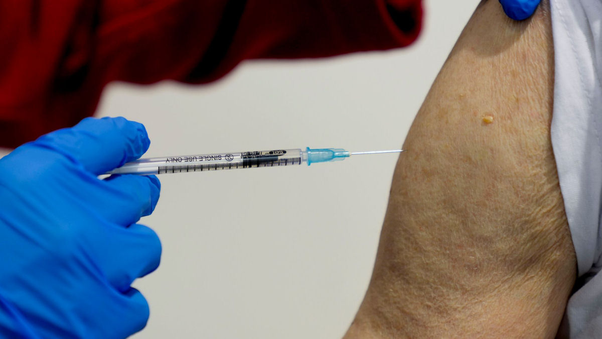 Alemão supostamente tomou 90 doses da vacina para vender certificados de vacinação