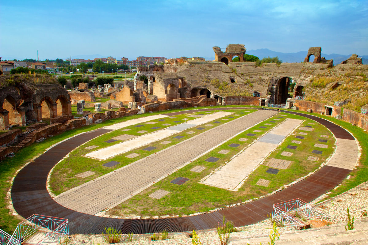 Cpua, o primeiro anfiteatro construdo pelos romanos serviu de modelo para o Coliseu