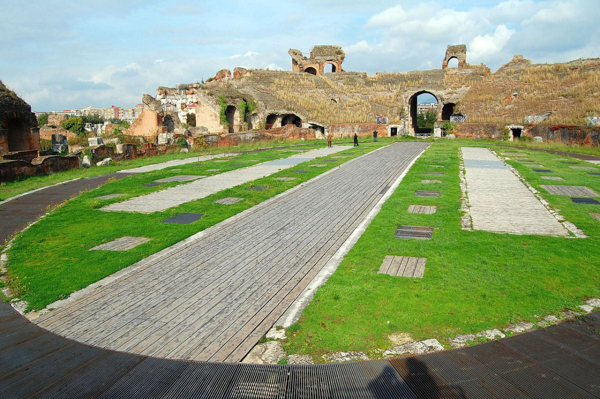 Cpua, o primeiro anfiteatro construdo pelos romanos serviu de modelo para o Coliseu