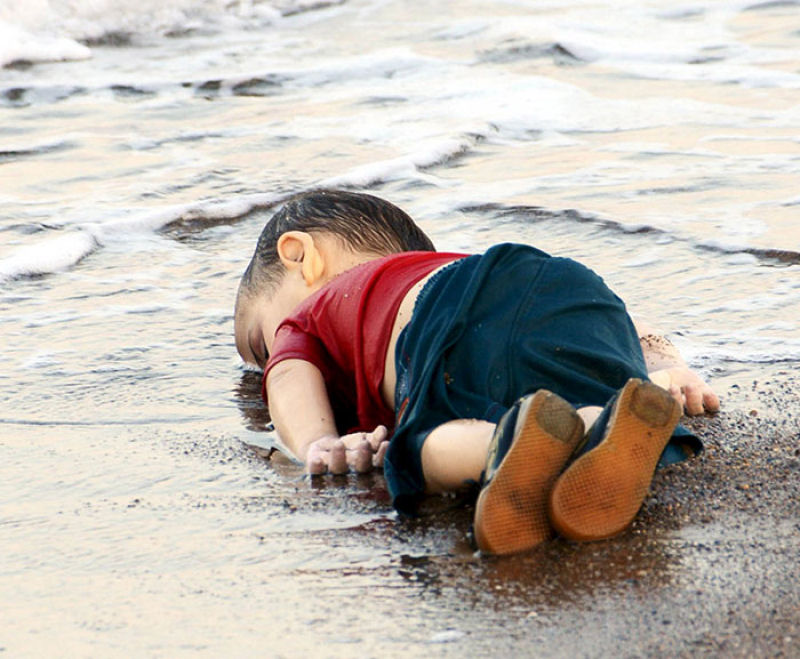Artistas de todo mundo respondem à trágica morte de um menino refugiado sírio 01