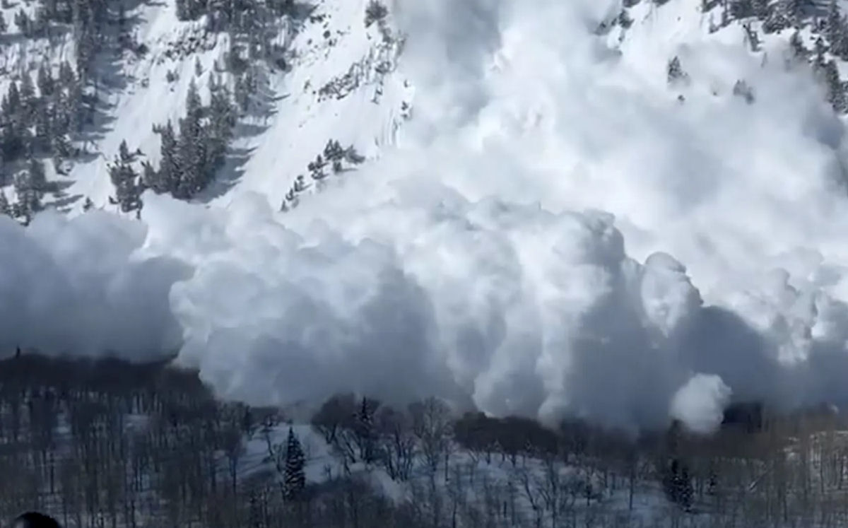 O incrvel vdeo de uma enorme avalanche em resort de Utah, nos EUA