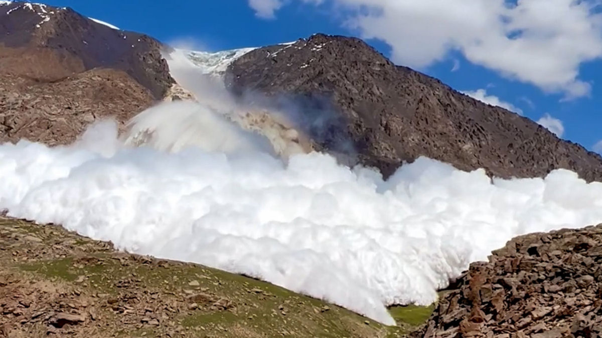 Britânico grava uma avalanche impressionante em primeira pessoa e sobrevive para contar a história