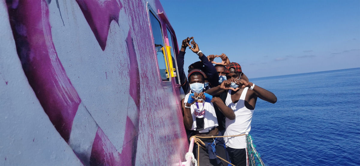 Banksy financia um barco salva-vidas para resgatar refugiados do Mediterrâneo