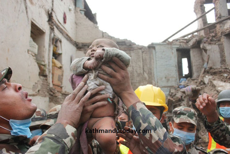 Um beb de 4 meses soterrado pelo terremoto do Nepal foi enfim resgatado com vida 01