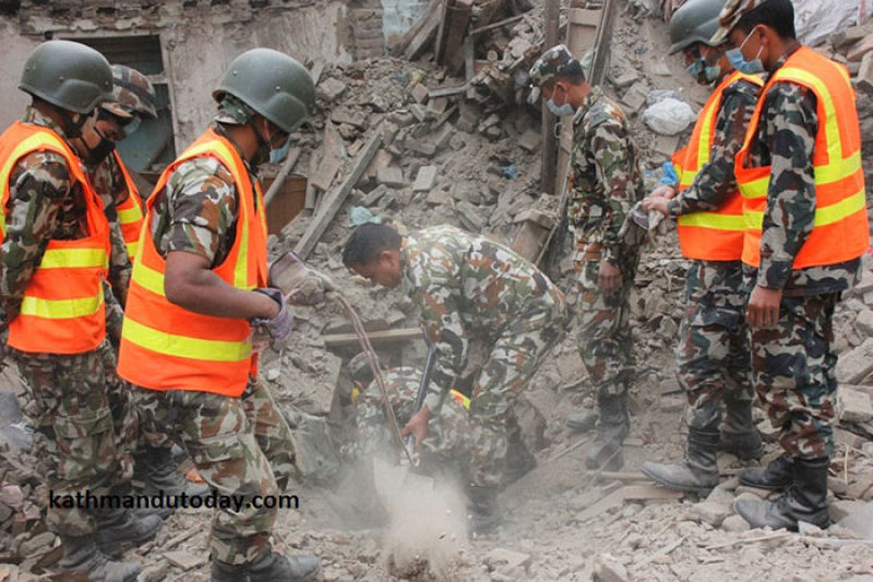 Um beb de 4 meses soterrado pelo terremoto do Nepal foi enfim resgatado com vida 02