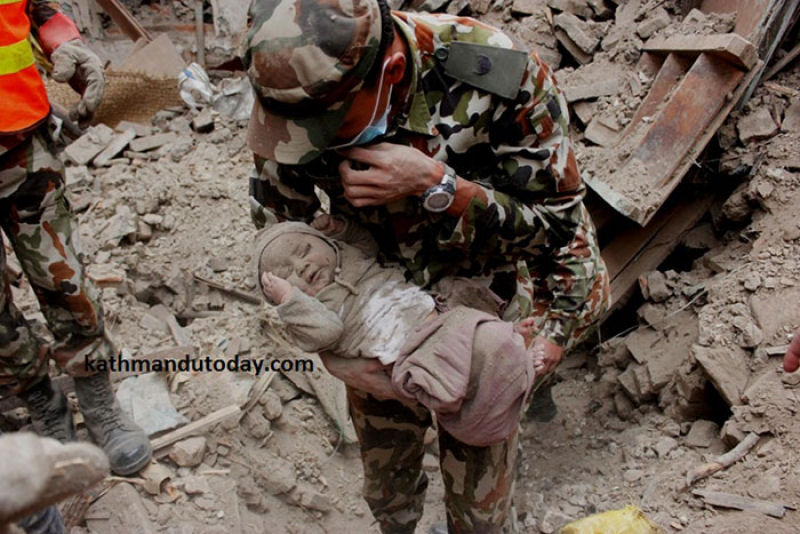 Um beb de 4 meses soterrado pelo terremoto do Nepal foi enfim resgatado com vida 04