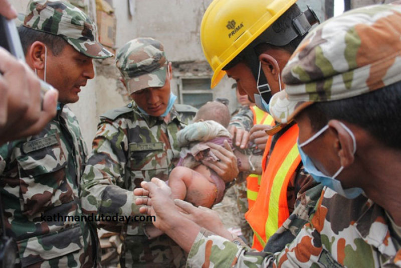 Um beb de 4 meses soterrado pelo terremoto do Nepal foi enfim resgatado com vida 06