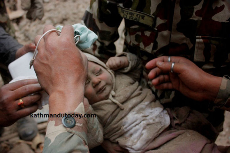 Um beb de 4 meses soterrado pelo terremoto do Nepal foi enfim resgatado com vida 07