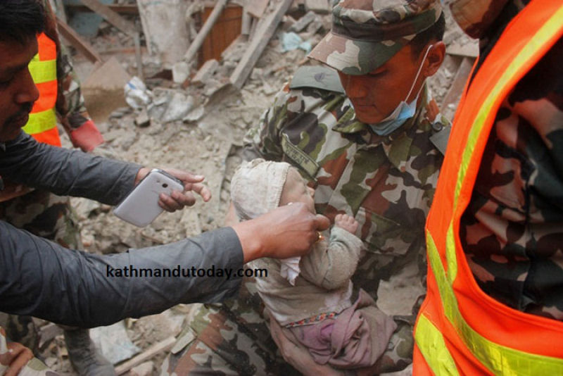 Um beb de 4 meses soterrado pelo terremoto do Nepal foi enfim resgatado com vida 08