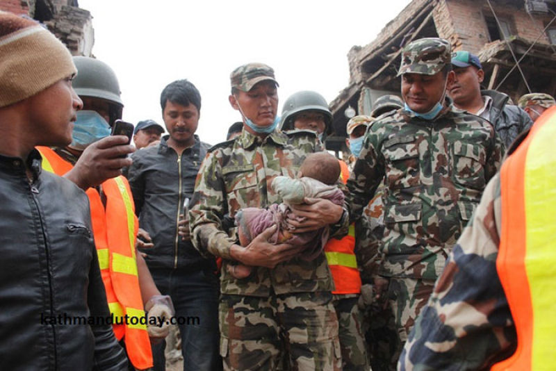 Um beb de 4 meses soterrado pelo terremoto do Nepal foi enfim resgatado com vida 09