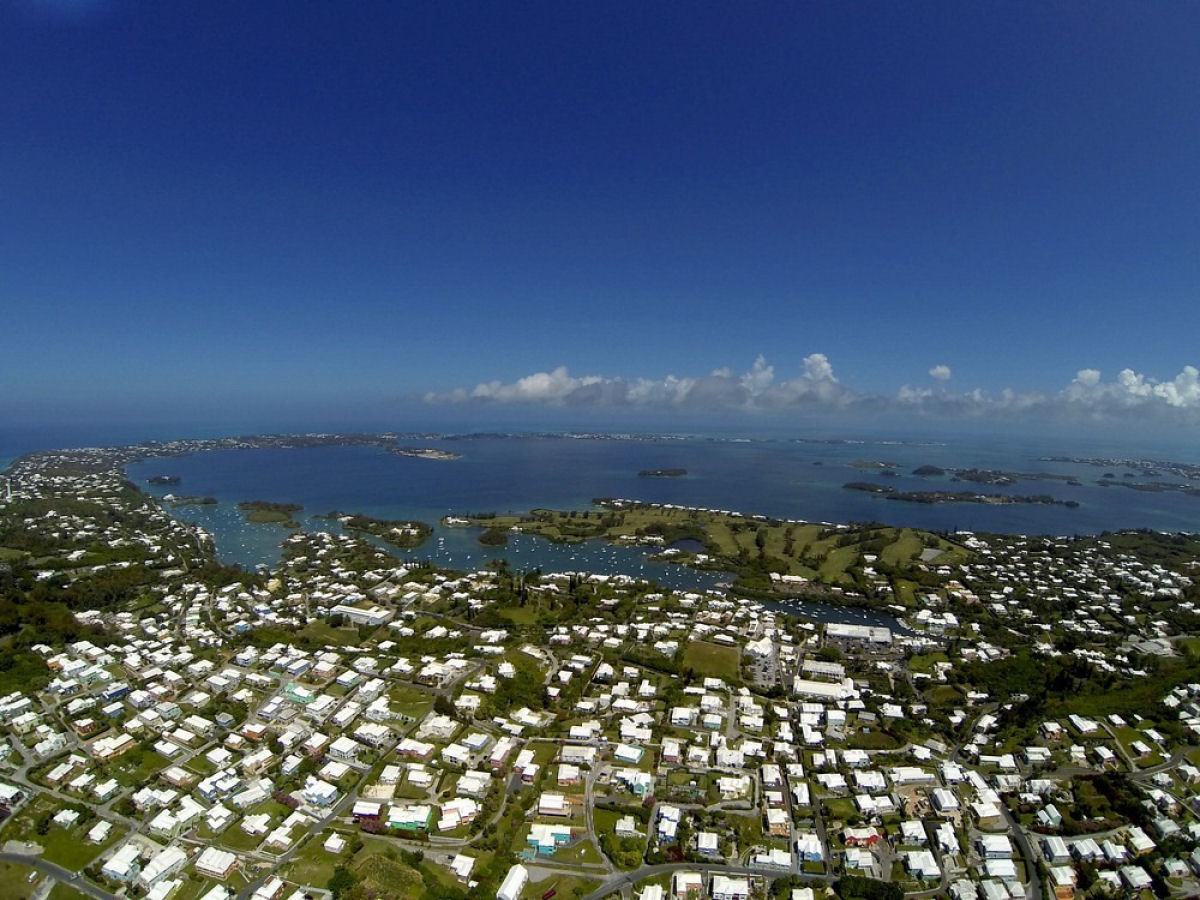Como a escassez crônica de água nas Bermudas moldou o icônico telhado branco das ilhas