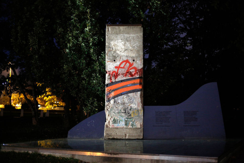 32 fotografias de partes do Muro de Berlim que estão espalhadas ao redor do mundo 16